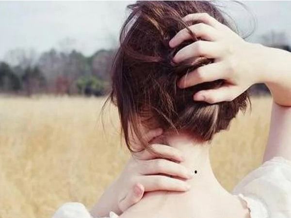nốt ruồi sau gáy ở phụ nữ