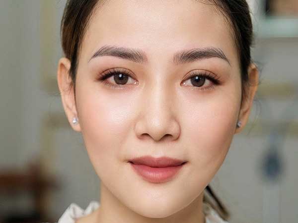 Tướng người phụ nữ thành đạt có lông mày lưỡi liềm