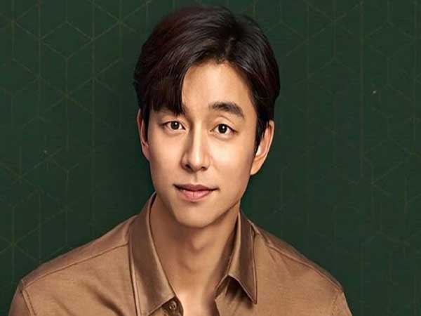 Lông mày rậm rạp, phần đuôi bị rũ xuống