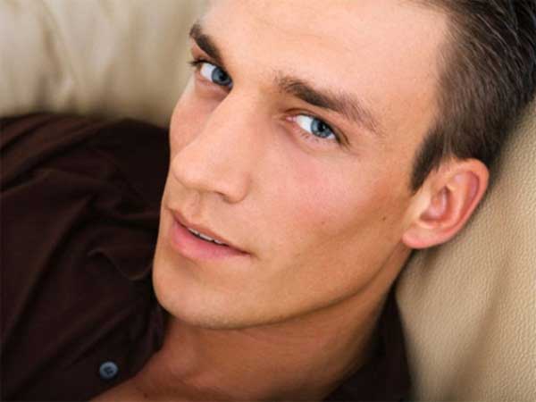 Đàn ông có lông mày giao nhau có tính cách bạo lực