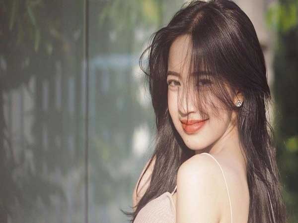 Phụ nữ có tướng lông mày rậm, kéo dài