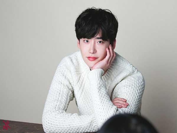 Tóc đen dày, xoăn tự nhiên