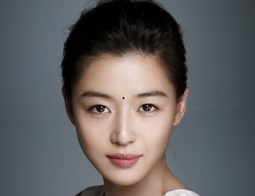 Nốt ruồi khắc phu ở cung mệnh