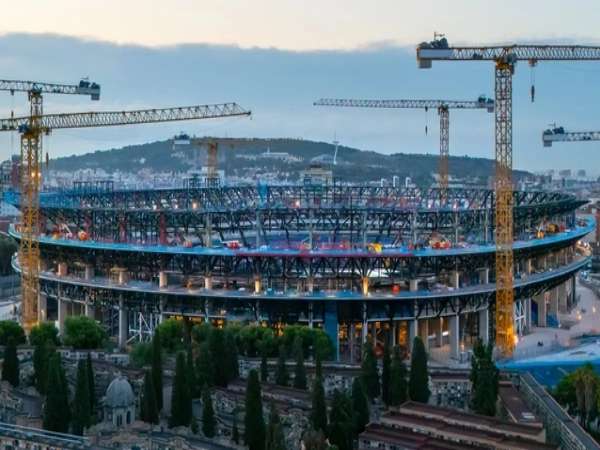 Bóng đá QT: Barcelona chưa hẹn ngày trở lại Camp Nou
