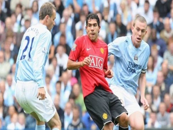 Carlos Tevez là cầu thủ từng khoác áo cả MU và MC