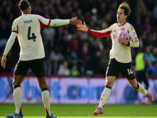 Hàng thủ lỏng lẻo khiến Liverpool trả giá