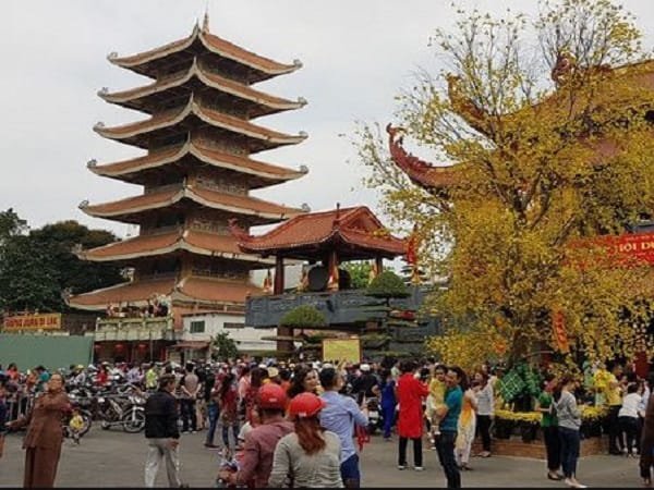 Nằm mơ thấy chùa đông người