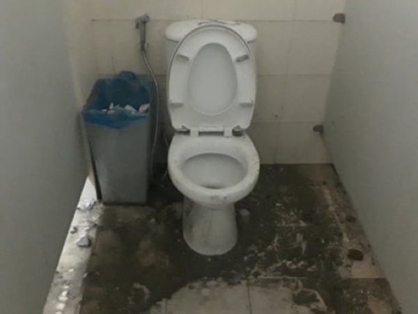 Nằm mơ thấy nhà vệ sinh bẩn là điềm gì, dữ hay lành?